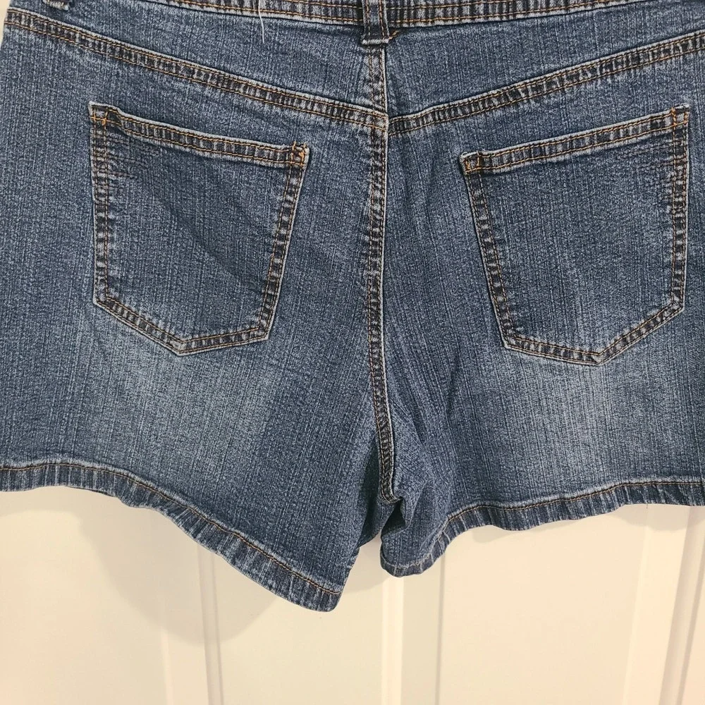 St Johns Bay Stretch Blue Denim Shorts Womens Size 10 Mid Rise Medium Wash 5 Pkt